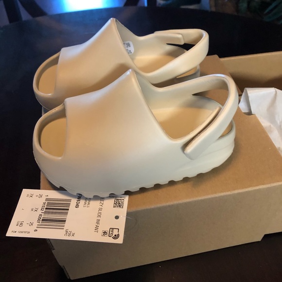 Yeezy Slides “Bone” size 7K - Picture 3 of 5
